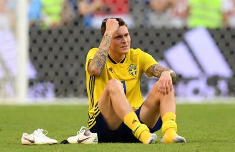 MU nhận tin không vui từ Victor Lindelof