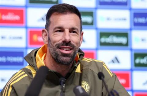 Ruud van Nistelrooy bất bại kể từ ngày làm HLV tại Anh