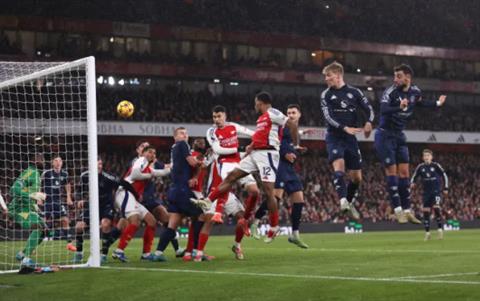 Tony Adams thừa nhận Arsenal thắng may mắn trước MU