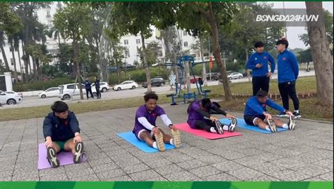 VIDEO: 3 tuyển thủ Việt Nam tập luyện tại công viên trước trận gặp Indonesia