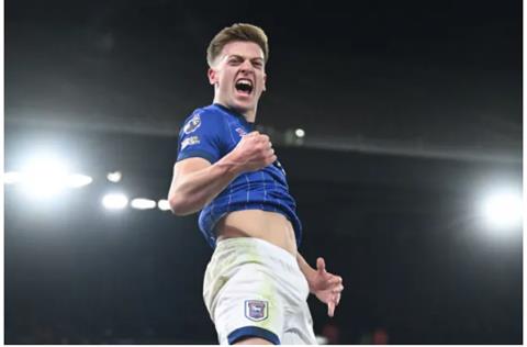 Liam Delap lên tiếng về tin đồn được Chelsea và Liverpool quan tâm