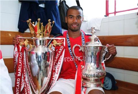Ashley Cole tố Arsenal lừa dối mình