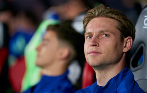 Frenkie de Jong chưa nghĩ đến việc ăn ba cùng Barca