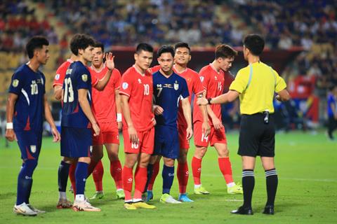 Cận cảnh tình huống dẫn tới bàn thắng thiếu 'fair-play' của tuyển Thái Lan