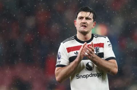 Joshua Zirkzee khiến Harry Maguire không thể ghi bàn trước Liverpool