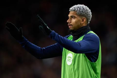 Arsenal theo đuổi hậu vệ của Barca