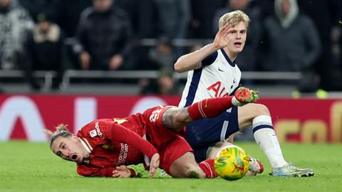 Trọng tài đã sai khi không rút thẻ đỏ cho người hùng Lucas Bergvall của Spurs?