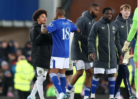 HLV Peterborough tiết lộ vụ không sử dụng con trai Ashley Young 