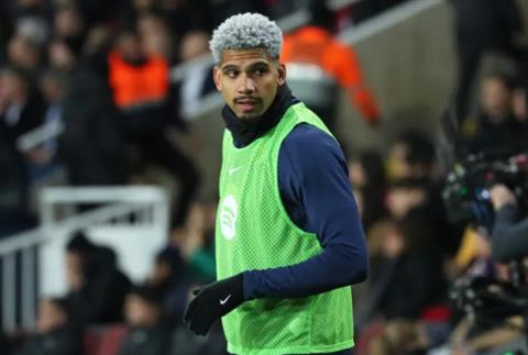 Ronald Araujo báo tin vui cho Arsenal