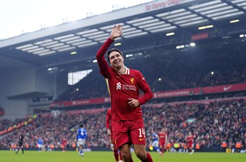 Arne Slot động viên Federico Chiesa sau bàn thắng đầu tiên cho Liverpool
