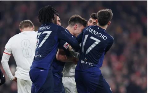 Húc đầu vào Kai Havertz, Manuel Ugarte đối mặt với án phạt