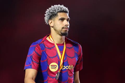 Sao Barca mong Araujo trở lại đội bóng mùa tới