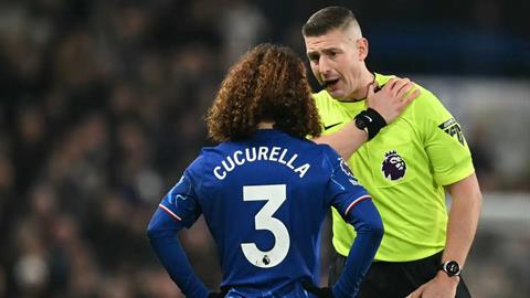 Trọng tài Robert Jones làm nên lịch sử ở trận đấu của Chelsea