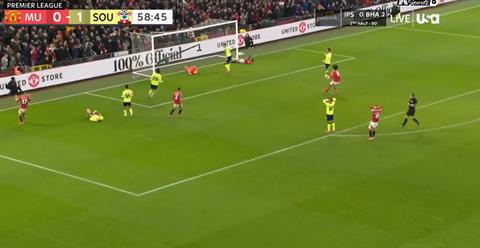 Cận cảnh pha bỏ lỡ khó tin của Antony trước Southampton