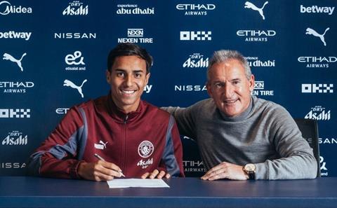 Man City chính thức công bố tân binh Vitor Reis