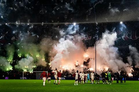 Trận đấu của Bayern Munich bị tạm dừng chỉ sau 72 giây