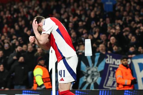 Declan Rice nhận cơn mưa rác từ CĐV Dinamo Zagreb