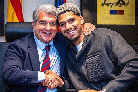 Barca trói chân thành công trung vệ trụ cột