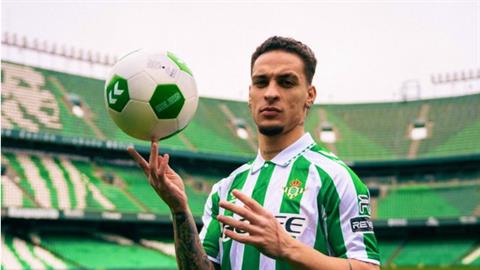 Antony xoay compa siêu mượt trong ngày ra mắt Real Betis