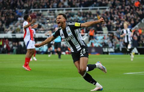 Newcastle đăng ảnh quả bóng Carabao Cup để chế giễu Arsenal