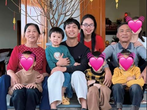 Ảnh hiếm hoi ngày Tết của Công Phượng và gia đình