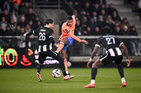 Mason Greenwood cân bằng thành tích của Voi rừng Drogba