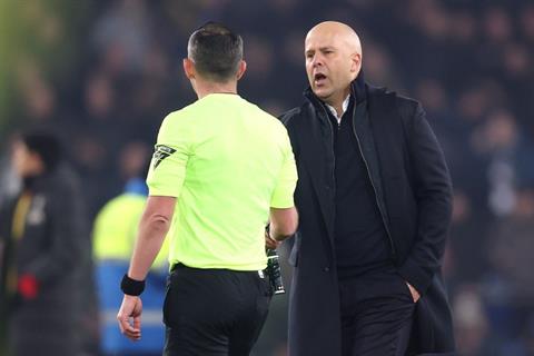 Xác định án phạt cho Arne Slot sau tấm thẻ đỏ ở trận đấu Everton