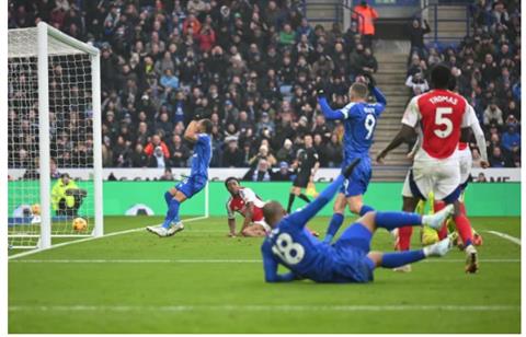 Ruud van Nistelrooy chỉ ra bước ngoặt ở trận thua Arsenal