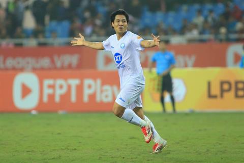 Văn Vĩ lốp bóng đẳng cấp ấn định thắng lợi cho Nam Định FC