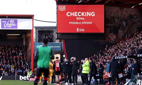 VAR mất 8 phút để kiểm tra tình huống việt vị ở vòng 5 FA Cup
