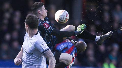 FA cân nhắc phạt nặng thủ môn Millwall vì suýt lấy mạng Mateta