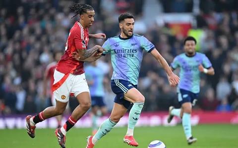 Arsenal cần số 9 ảo, nhưng lại chơi với tiền đạo cắm trước Man Utd