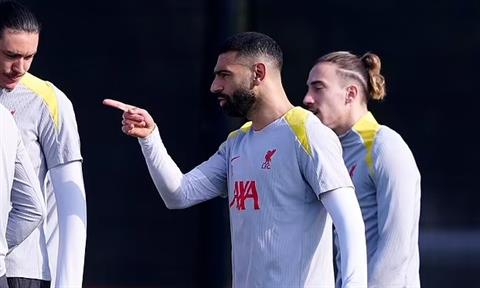 Alexander-Arnold và Mohamed Salah xô xát trước trận gặp PSG
