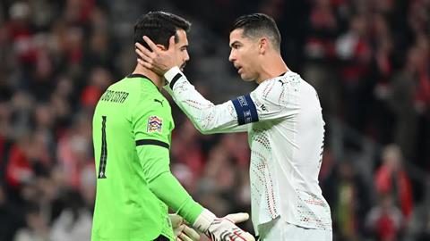 Costa cản quả penalty của Eriksen sau cuộc trao đổi với Ronaldo