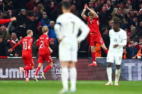 Cristiano Ronaldo bị chỉ trích vì tự làm lu mờ di sản của chính mình