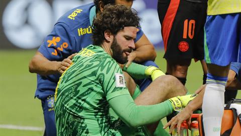 Alisson Becker trấn an người hâm mộ sau chấn thương vùng đầu