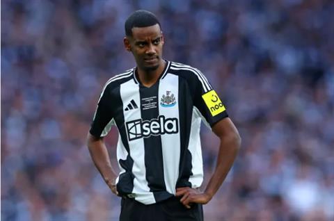 Barca rút lui vụ Alexander Isak