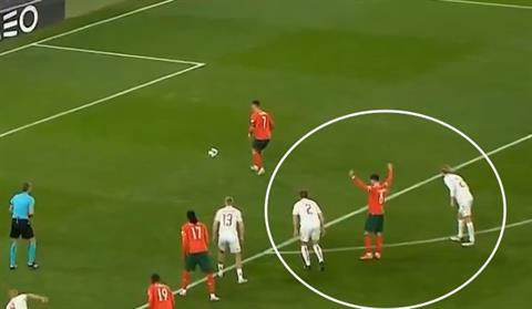 Bruno Fernandes ăn mừng trước khi Ronaldo đá hỏng phạt đền