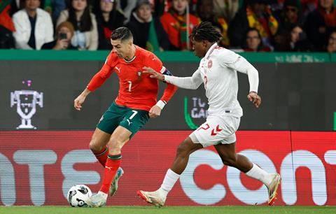 Hậu vệ MU tố Ronaldo ăn vạ kiếm penalty trong trận đấu của ĐT Bồ Đào Nha