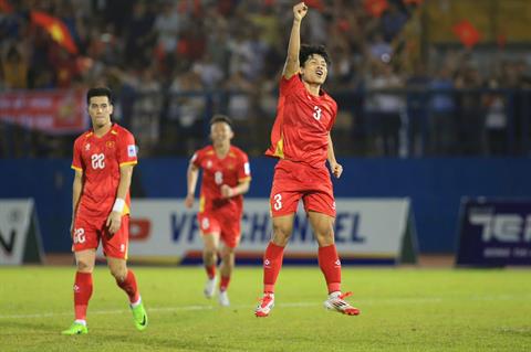 Văn Vĩ đi bóng đẳng cấp, lập cú đúp vào lưới Lào