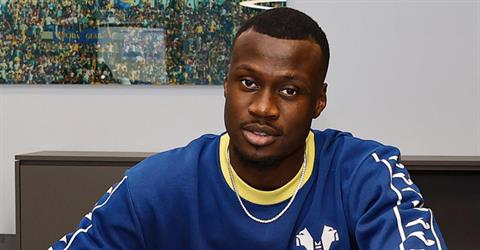 Tiểu sử tiền vệ phòng ngự Cheikh Niasse