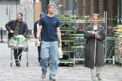 Cận cảnh nhan sắc bạn gái Rasmus Hojlund 