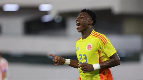 Sao trẻ Colombia làm trò hề khi được tuyển trạch viên cấp cao của Chelsea theo dõi