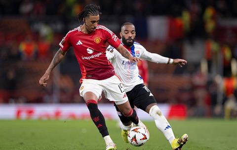 Leny Yoro vẫn chưa hiểu chuyện gì xảy ra ở trận thắng Lyon của MU