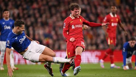 Howard Webb: James Tarkowski đáng lẽ phải nhận thẻ đỏ trước Liverpool