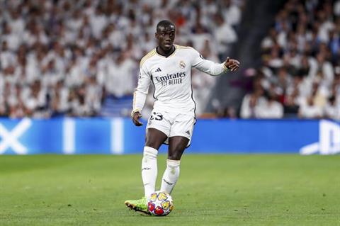 Real thiệt đơn thiệp kép sau trận thua Barca
