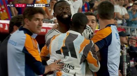 Antonio Rudiger đối mặt với án phạt nặng vì ném đá trọng tài