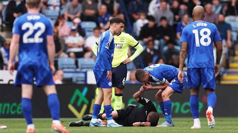 Trận Leicester vs Southampton dừng 11 phút vì trọng tài chấn thương đầu
