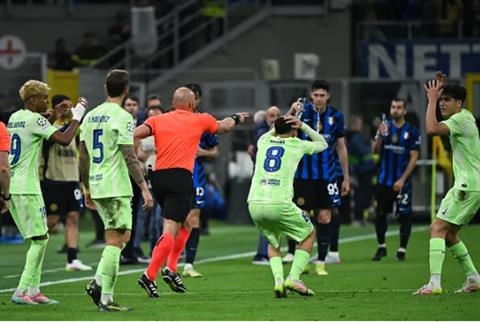 HLV Arsene Wenger: “Trọng tài đã mắc sai lầm ở trận Inter vs Barca”