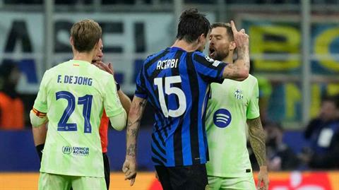 Inigo Martínez phủ nhận nhổ nước bọt vào Francesco Acerbi